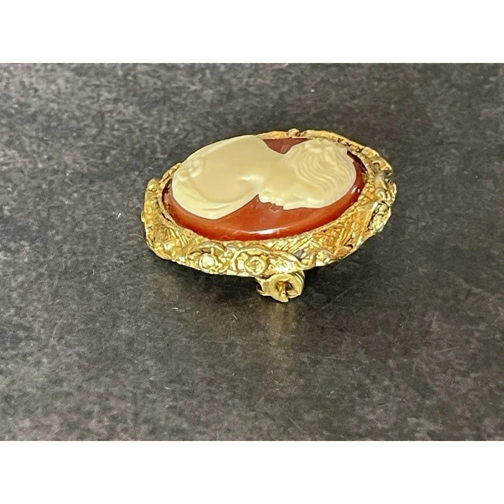 Vintage Gold Amber Cream Cameo Pin Brooch
